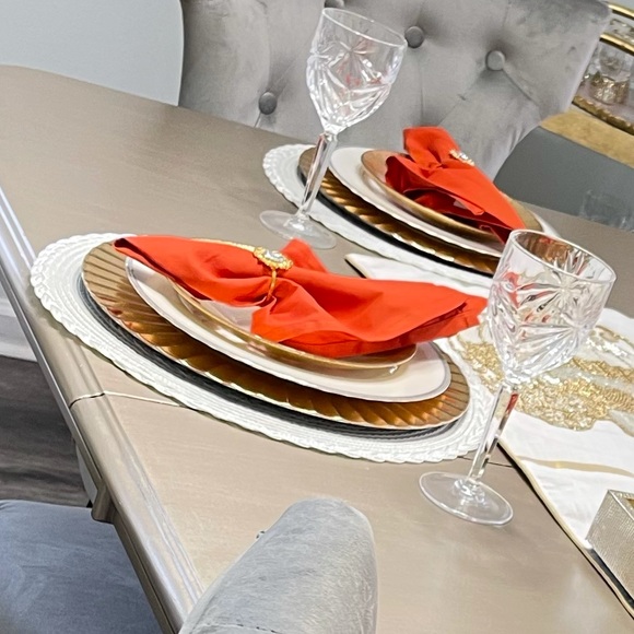 Other - Juego de 6 platos cargadores